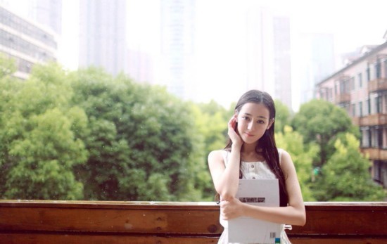 精分少女：迪丽热巴女神经范儿惹人爱