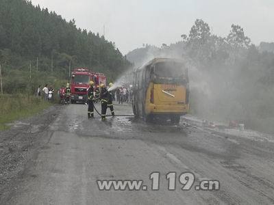 中巴车行驶中突发大火 永州零陵消防成功排险