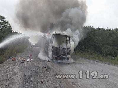 中巴车行驶中突发大火 永州零陵消防成功排险