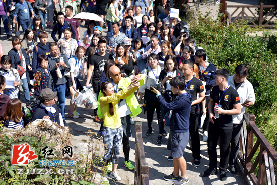 六男神现身天门山 游客秒变疯狂粉丝