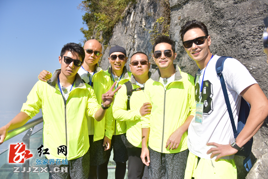 六男神现身天门山 游客秒变疯狂粉丝