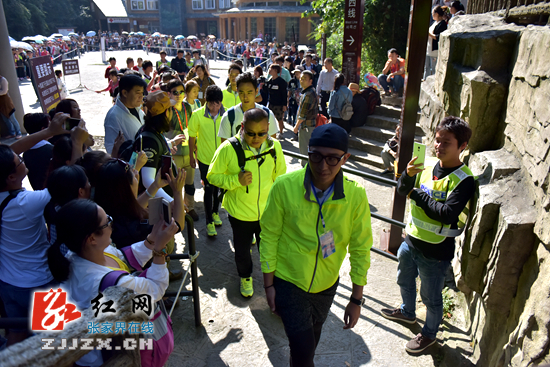 六男神现身天门山 游客秒变疯狂粉丝