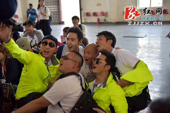 六男神现身天门山 游客秒变疯狂粉丝