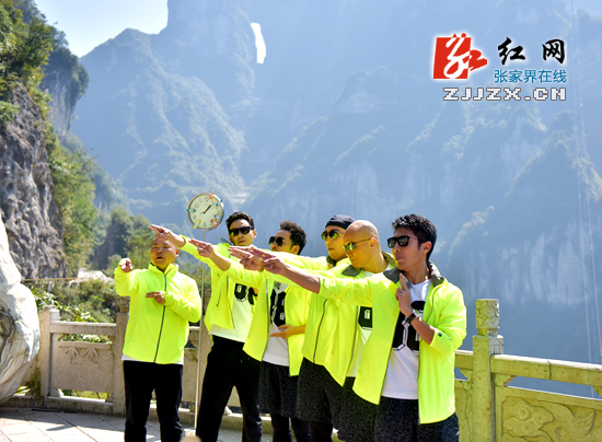 六男神现身天门山 游客秒变疯狂粉丝