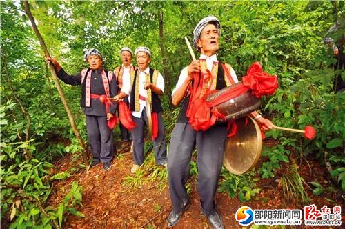 “呜哇山歌”传承人陈世达带领村民在山头高歌、敲锣打鼓，表示对贵宾们的欢迎。