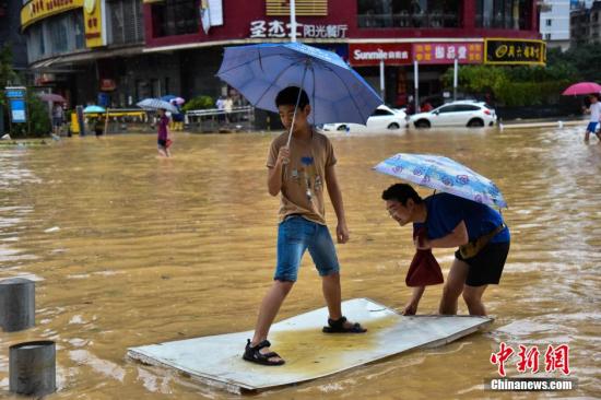 8月9日,福州在今年第13号台风“苏迪罗”影响下仍内涝严重,许多福州市民在出行时看到被淹没的福州街道,纷纷“望洋兴叹”。 李南轩 摄