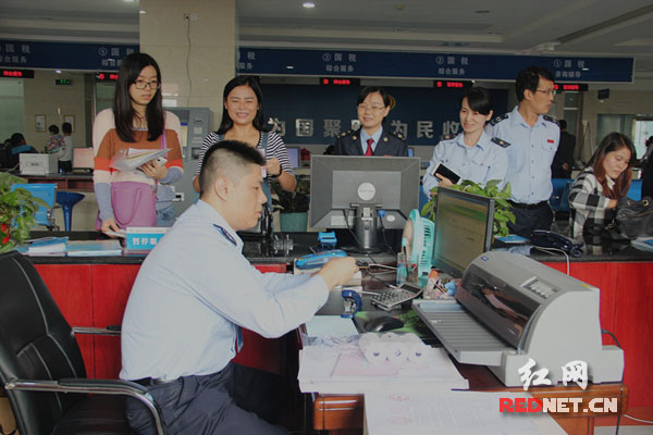 湘潭市九华区地税局的办税人员通过金税三期系统为纳税人办理业务。