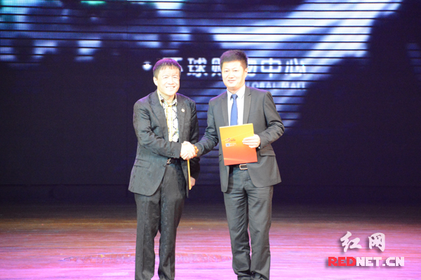 红太阳演艺集团16周年庆典仪式上，红太阳演艺集团分别与中国勒泰商业地产集团、湖南国茯茶叶发展有限公司签订合作协议。