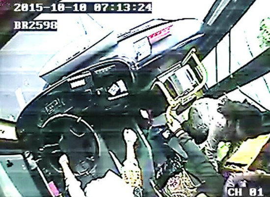 中途要求下车被拒女乘客怕迟到扣钱开窗跳车（图）