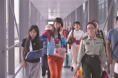 南京人马来西亚车祸:妈妈碎玻璃堆里拉出女儿