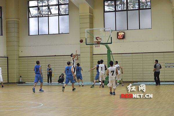 10日，湖南省检察机关首届“湘检杯”男子篮球赛在株洲正式拉开帷幕。