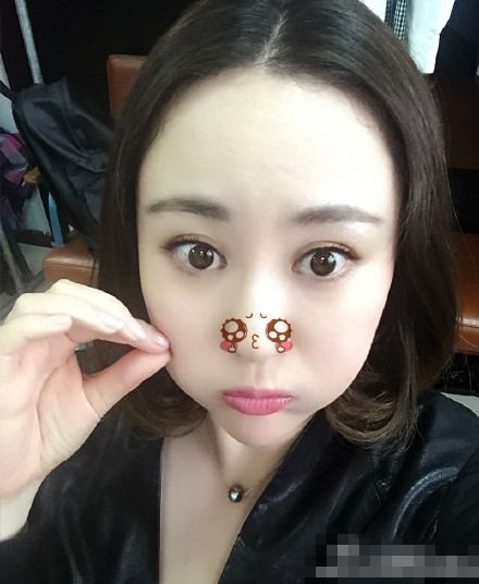 “大眼萌妹”卖萌小表情