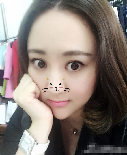 “卖萌日”晒自拍照