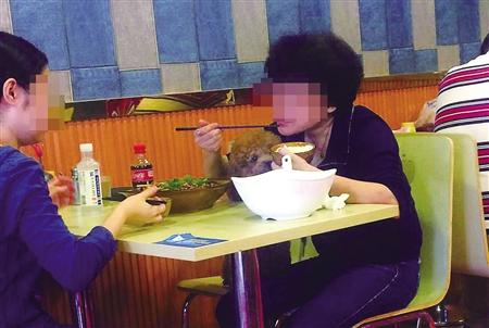 母女餐馆吃饭与狗共用碗筷