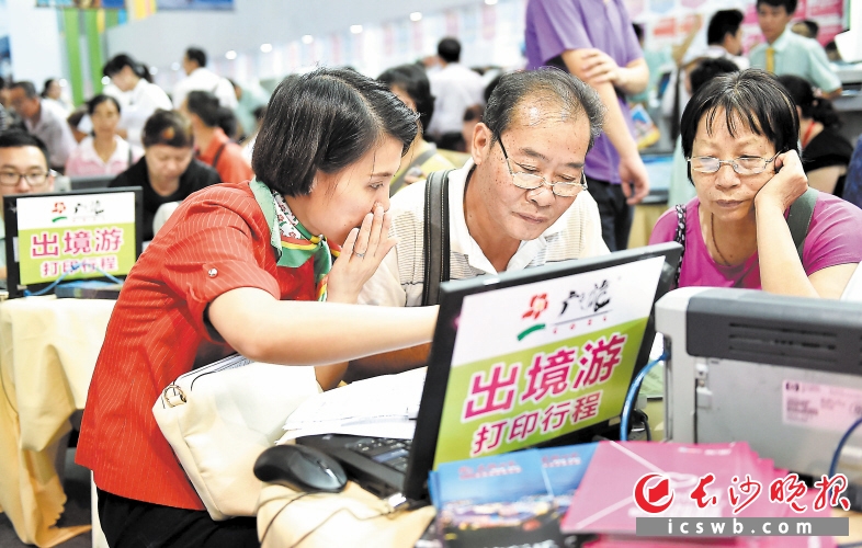 　　在时下的旅游旺季中，出境游受到追捧。图为两位市民在一家旅行社展台前咨询出境游。  新华社发