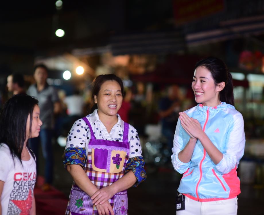 与菜场大妈打成一片