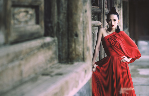 章子怡目光坚定