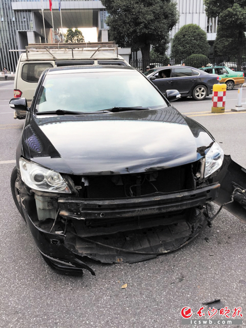 →左转弯时与跑车发生碰撞的丰田凯美瑞小车。均为读者郭艳春 摄