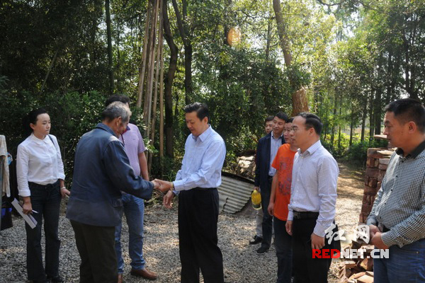 赵建强[左三]等人慰问九江村困难村民。