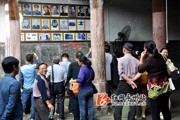 学员在土市新村红六军团红军长征纪念馆参观