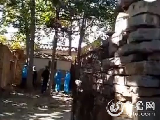 老人不是本村人，生前一直租住在本村远房亲戚的老院子里。