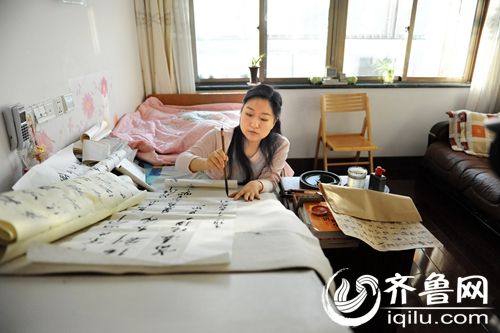 这么多年来，刘晓清每天早上都要克服常人难以想象的困难坚持练习书法，为了心中的希望，一直坚持着努力着。