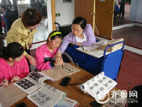 刘晓清和特教学校的孩子们一起练习书法