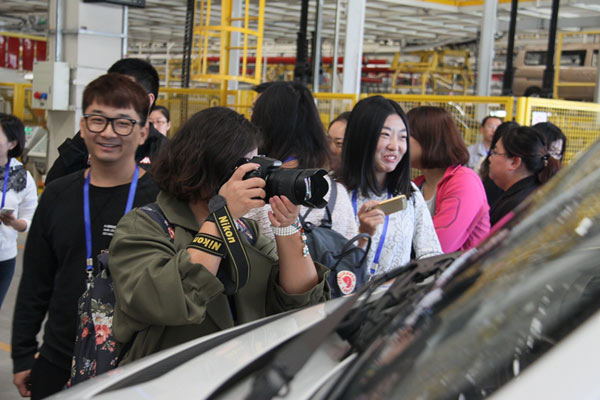 “新常态·新定位·新提升——第十一届中国网络媒体山东行”采访团记者来到潍坊福田汽车厂进行采访。