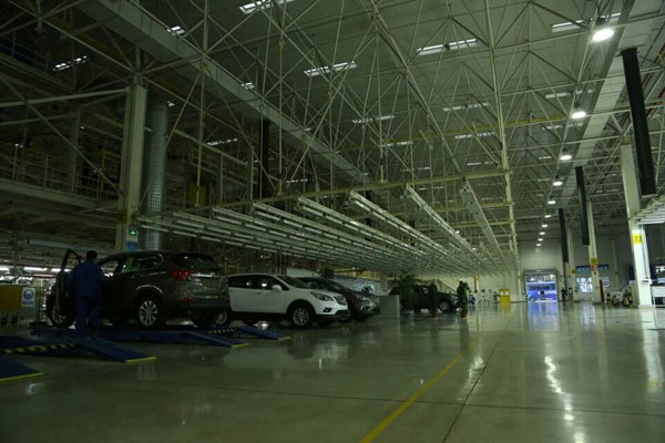 在东岳基地的两个整车厂里，不到60秒就有2台车驶下生产线。