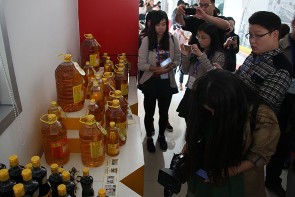 采访团记者参观鲁花的产品。（盛堃 摄）