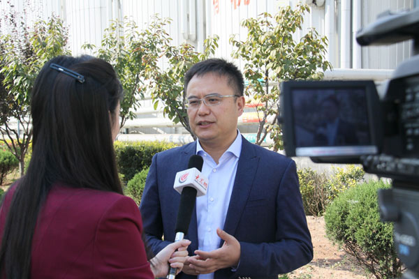 山东鲁花集团副总裁、调味品中心总经理辛旭峰接受大众网记者采访。（盛堃 摄）
