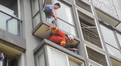 潘旭从4楼滑下去救人