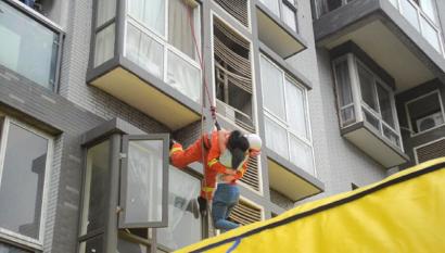 潘旭与女孩一起跳到救生气垫上