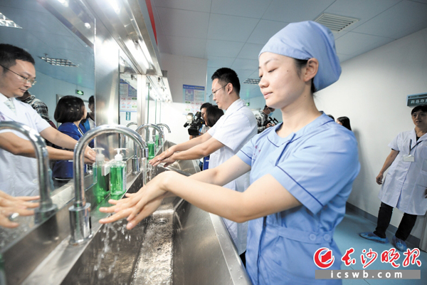 图为湖南省人民医院的医护人员在示范正确的洗手流程。长沙晚报通讯员 申勇 摄