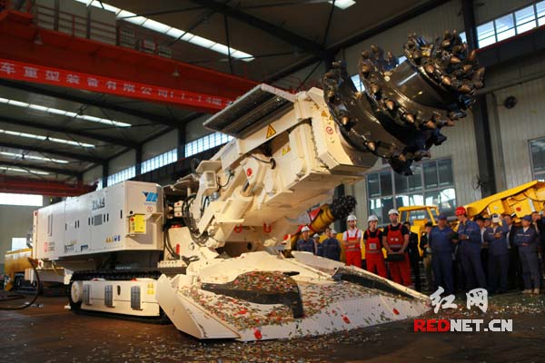 图说：10月14日，高端煤炭机械设备智能硬岩掘进机在中国中车株洲电力机车有限公司旗下河南义马的中车重装公司下线。
