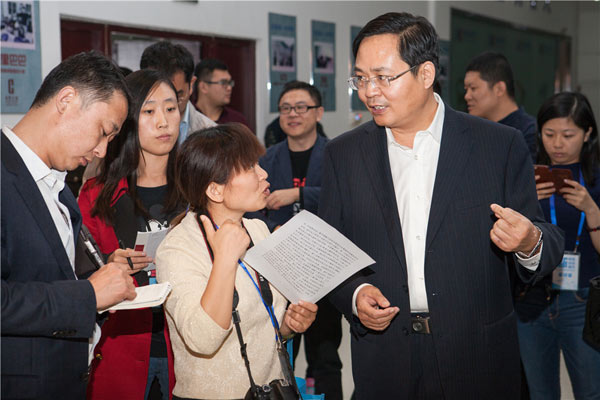 德州经济技术开发区党工委委员王大山（前排右一）向记者介绍开发区发展情况（大众网记者 撒伟 摄）