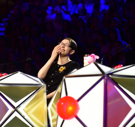 宋丹丹被选手的精彩表演逗乐