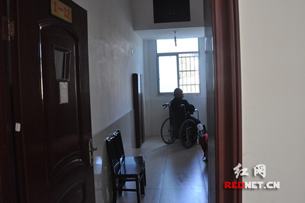 静坐在窗口的住院老人