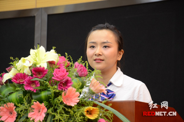 湖南雷锋纪念馆雷锋精神巡讲团成员付汝佳报告全国道德模范周美玲先进事迹。