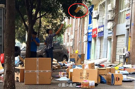 快递员扔快递