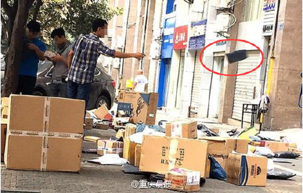 快递员扔快递