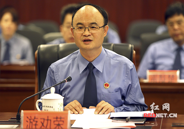 湖南省人民检察院党组书记、检察长游劝荣向巡视组汇报了巡视整改工作情况。