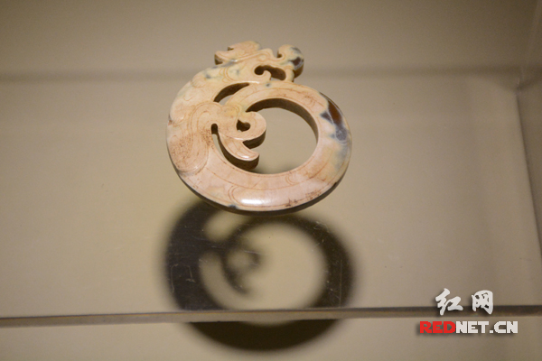 第二届湖南文物精品展将展出东汉时期的摇尾龙玉佩。