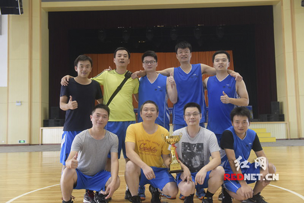 10月16日上午11时，开福区检察院男子篮球队勇夺第十一届“长检杯”男篮冠军。
