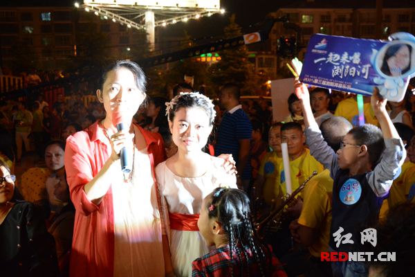 湖南湘乡市女孩彭敏[右]，不幸患有尿毒症，但仍然乐观的在血液透析室唱响了《浏阳河》，并赶到晚会现场。