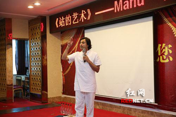 印度瑜伽大学瑜伽导师manu在授课。