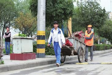 谢海琴与母亲在街头