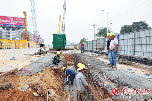 长沙地铁4号线银星路站日前进入导墙施工阶段。长沙晚报记者 陈焕明 通讯员 高亮 摄影报道