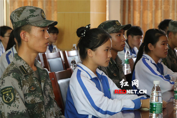 官兵与学生结成帮扶对子，进行一对一，手拉手帮扶，助力他们完成学业。