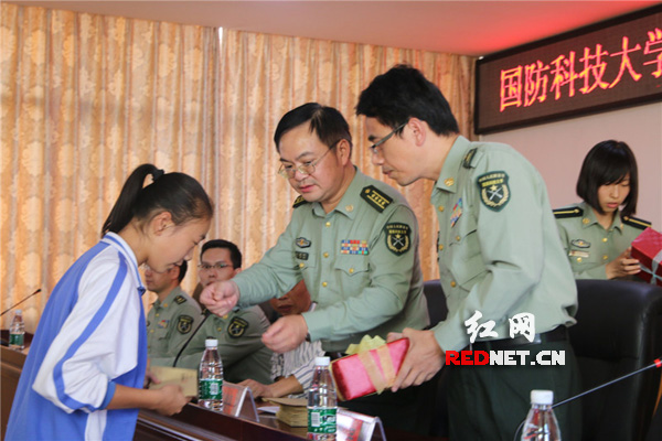 向资助学生赠送官兵自己亲手制作的精致礼物。